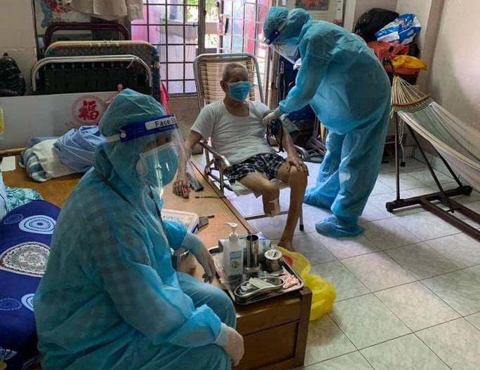 Bệnh viện Đức Khang đến từng nhà dân tiêm vaccine phòng chống COVID-19